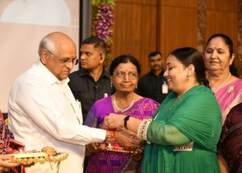 મંત્રી અને મહિલા ધારાસભ્યો સહિત રાજ્યના ખૂણે ખૂણેથી આવેલી બહેનોએ મુખ્યમંત્રીને રાખડી બાંધી દીર્ઘાયુન…