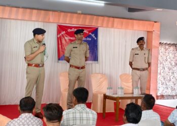 અલંગ-અલંગ મરીન પોલીસ સ્ટેશન વિસ્તારમાં કાયદો અને વ્યવસ્થાની જાળવણી સબબ પોલીસ-સરપંચ પરિસંવાદ ક્રાર્યક…