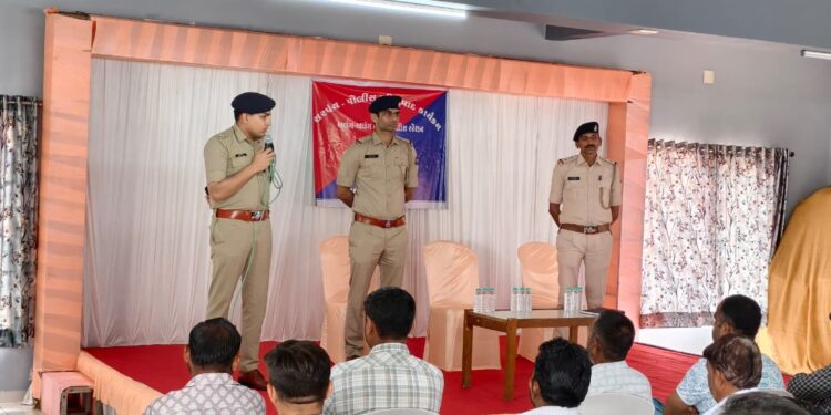 અલંગ-અલંગ મરીન પોલીસ સ્ટેશન વિસ્તારમાં કાયદો અને વ્યવસ્થાની જાળવણી સબબ પોલીસ-સરપંચ પરિસંવાદ ક્રાર્યક…