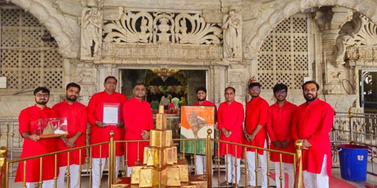 અંબાજી થી શારદાપીઠ-કાશ્મીર યાત્રાનું પ્રસ્થાન કરાવતા જિલ્લા કલેકટરશ્રી મિહિર પટેલ