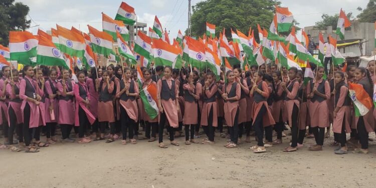 જામનગરના લાલપુર ખાતે દેશભક્તિના માહોલમાં ઉમંગભેર “તિરંગા યાત્રા” યોજાઈ