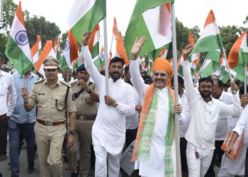 વિધાનસભાના અધ્યક્ષની ઉપસ્થિતિમાં દેશ ભક્તિના માહોલ સાથે થરાદમાં યોજાઈ ભવ્ય તિરંગા યાત્રા