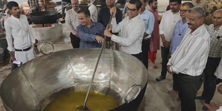 અંબાજી ખાતે પ્રસાદ ઘરનો શુભારંભ કરાવતા જિલ્લા કલેક્ટર