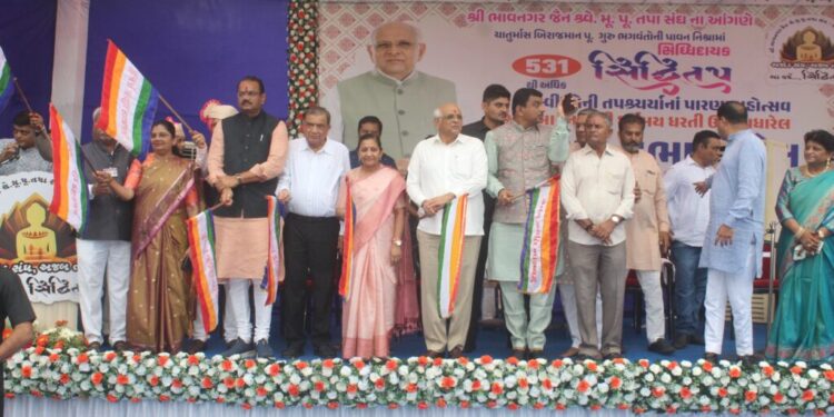 મુખ્યમંત્રી શ્રી ભૂપેન્દ્ર પટેલે ભાવનગરમાં સિદ્ધિતપના તપસ્વીઓના પારણા પ્રસંગે વરઘોડાનું પ્રસ્થાન કરા…