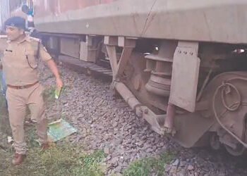VIDEO : UPમાં મુઝફ્ફરપુર-સાબરમતી જનસાધારણ એક્સપ્રેસના 2 ડબ્બા પાટા પરથી ઉતર્યા, કોઈ જાનહાનિ નહીં | U…