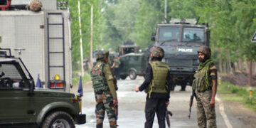 કુલગામમાં 3 આતંકી છુપાયા હોવાની આશંકા બાદ અથડામણ, અનંતનાગમાંથી 3 મદદગારોની ધરપકડ