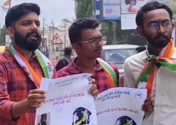 ‘પહેલા સારા રસ્તા બનાવો, પછી હેલ્મેટ ફરજિયાત કરો’: રાજકોટમાં કોંગ્રેસ-NSUI દ્વારા ઉગ્ર વિરોધ | congr…