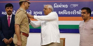 જામનગર ગ્રામ્યના ડીવાયએસપી રાજેન્દ્રકુમાર દેવધાને ઉત્કૃષ્ટ સેવા બદલ મુખ્યમંત્રીના હસ્તે ચંદ્રક એનાયત…
