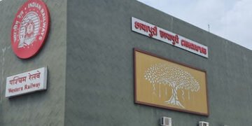 છાયાપૂરી રેલ્વે સ્ટેશનના કર્મચારીઓ પાસે પાર્કિંગ ચાર્જ વસૂલાતા રોષ | Anger over parking charges bein…