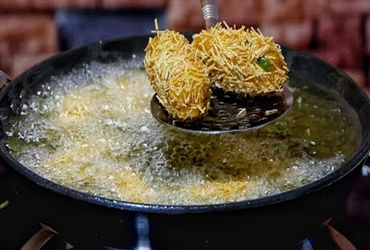 શ્રાવણ માસમાં બહારની ફરાળી વાનગી આરોગી ઉપવાસ કરનારા માટે લાલબત્તી : ફરાળી વાનગી અને ફરસાણનું એક જ તે…