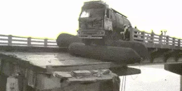 ગંભીરા બ્રિજ પર 27 દિવસથી ફસાયેલી ટેન્કરને સુરક્ષિત બહાર કઢાઈ, એર લિફ્ટિંગ રોલર બેગની લેવાઈ મદદ | Ga…