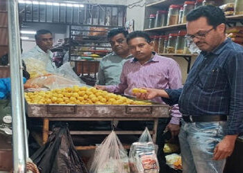 ઉપવાસ તોડાવતા વેપારીઓ, ફરાળી પેટીસમાં મકાઈનો લોટ | Traders breaking fast selling corn flour in faral…