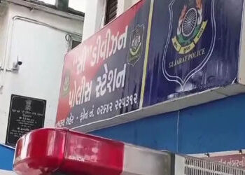 ભરૂચના જ્યોતિ નગર પાસેથી દારૂનો જથ્થો ભરેલા થેલા સાથે એક ઝડપાયો, એક ફરાર | One arrested with bags fu…