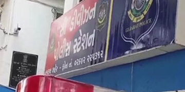 ભરૂચના જ્યોતિ નગર પાસેથી દારૂનો જથ્થો ભરેલા થેલા સાથે એક ઝડપાયો, એક ફરાર | One arrested with bags fu…