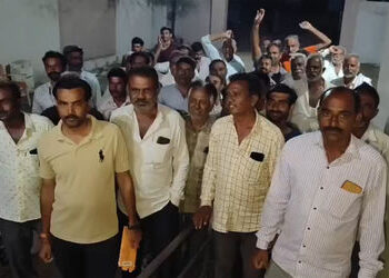 અમરેલીમાં વરસાદની અછત અને અનિયમિત વીજળીથી ખેડૂતો મુશ્કેલીમાં, વીજ કચેરી પર ખેડૂતોનો વિરોધ | Amreli F…