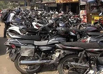 વડોદરામાં ટ્રાફિક લાઈનની બહાર આડેધડ વાહન પાર્ક કરનારા સામે કડક કાર્યવાહી કરાશે | Strict action will …