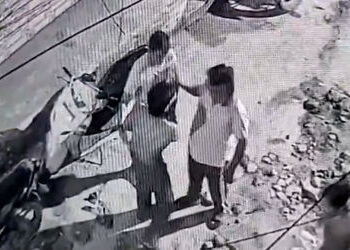 બોલિવૂડ એક્ટ્રેસના ભાઈની હત્યાના CCTV આવ્યા સામે, પાર્કિંગને લઈને થઈ હતી બબાલ | Bollywood Actress Br…