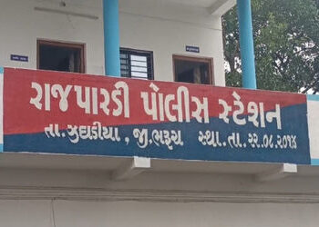 ઝઘડિયાના તરસાલી ગામ ખાતે જુગાર રમતા ત્રણ ઝડપાયા, ત્રણ ફરાર | Three arrested while gambling at Tarsal…