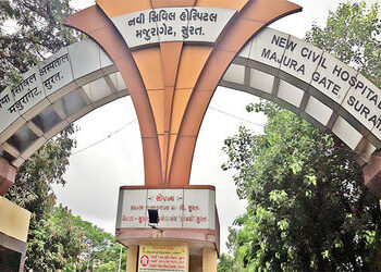સિવિલના ટ્રોમા સેન્ટરમાં દર્દીને સારવાર આપવા મુદ્દે પરિચીતે હોબાળો મચાવ્યો | Familiarity creates upr…