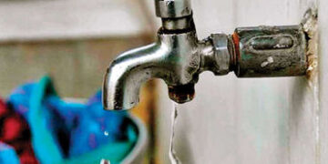 વડોદરા કોર્પોરેશન બાદ વીજ કંપની દ્વારા શટડાઉનથી કારેલીબાગના લોકો પાણીથી વંચિત | People of Karelibaug…