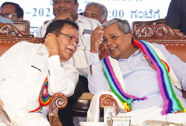 કર્ણાટક કોંગ્રેસમાં ઘમસાણ: રાહુલ ગાંધી સામે સવાલ ઉઠાવનારા મંત્રીનું રાજીનામું | siddaramiah close kn…