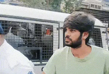 VIDEO: અમદાવાદમાં અકસ્માત સર્જનારા રોહન સોનીની કોર્ટ પરિસરમાં લોકોએ કરી ધોલાઈ, 2 દિવસના રિમાન્ડ મંજૂ…