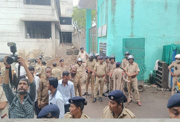 લિંબાયતના રઝાનગરમાં સતત બીજા દિવસે ગેરકાયદે વસવાટ કરતા લોકોની મિલકત સીલ કરવાની કામગીરી | Sealing of …