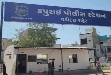 મકાનની ગેલેરીમાં જુગાર રમતા 7 જુગારીઓ ઝડપાયા | 7 gamblers caught gambling in the gallery of a buildi…