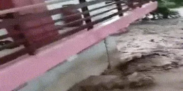 VIDEO : હિમાચલ પ્રદેશના કુલ્લુમાં આભ ફાટ્યું, અનેક ગાડીઓ દટાઈ, રસ્તા ધોવાયા, હાઈવે ઠપ | himachal mon…