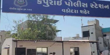 ખટંબા આવાસ યોજનાના ટેરેસ ઉપર જુગાર રમતા 7 ઝડપાયા , રૂ.1.22લાખની મત્તા જપ્ત | 7 caught for gambling o…