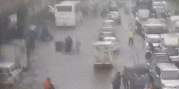 રાત-દિવસ ધમધમતી માયાનગરી ભારે વરસાદના કારણે થંભી, શાળા-કોલેજોમાં રજા, ઠેર ઠેર ચક્કાજામ | /maharashtr…