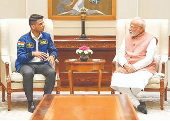 VIDEO : શુભાંશુ શુક્લાએ PM મોદી સાથે કરી મુલાકાત, અંતરિક્ષથી ખેંચેલી ધરતીની તસવીર આપી ભેટ | Indian A…