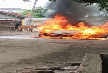 લીંબડીના ઉટડી ગામે ચાલુ કારમા આગ લાગતાં અફરાતફર | Panic as car catches fire in Utdi village of Limbd…