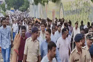 અમદાવાદ સેવન્થ ડે હત્યા કેસઃ પોલીસ બંદોબસ્ત સાથે નીકળી વિદ્યાર્થીની અંતિમ યાત્રા, મોટી સંખ્યામાં જોડ…