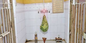 શિક્ષક દંપતીના ઘરમાંથી દાગીના અને શિવ મંદિરમાં ચાંદીના છત્રની ચોરી | Jewelry stolen from teacher cou…