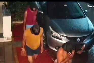 વડોદરાના સમા કેનાલની સોસાયટીમાં ચડ્ડીબંડી ધારી ટોળકી ત્રાટકી,કેમેરામાં દ્શ્યો કેદ | A gang of robber…