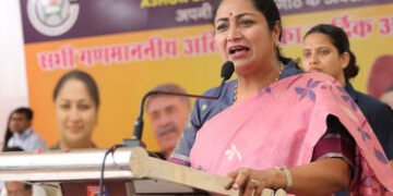 લાફો ઝીંકી દેવાની ઘટના બાદ દિલ્હી સીએમના કાર્યક્રમમાં વધુ એક વ્યક્તિ ઘૂસી, પોલીસે પકડ્યો | Another I…