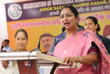 લાફો ઝીંકી દેવાની ઘટના બાદ દિલ્હી સીએમના કાર્યક્રમમાં વધુ એક વ્યક્તિ ઘૂસી, પોલીસે પકડ્યો | Another I…