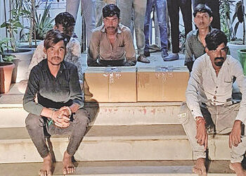 ધોલેરાના એપ્રોચ રોડ પરથી નશાકારક કફ સિરપની હેરાફેરી કરતા 5 શખ્સ પકડાયા | 5 people caught smuggling i…