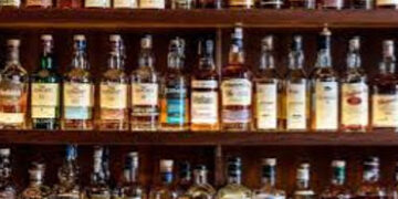 નવરંગપુરા સ્થિત કુરીયર કંપનીમાં દારૂ-બિયરની બોટલનું પાર્સલ ઝડપાયું | PCB Raided on Courier center an…