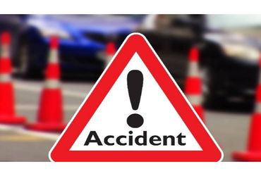 ગાડી પાછળ કાર અથડાતા ટાયર બદલતા 5 મિત્રો કાંસમાં ખાબક્યા | 5 friends die in car crash while changing…