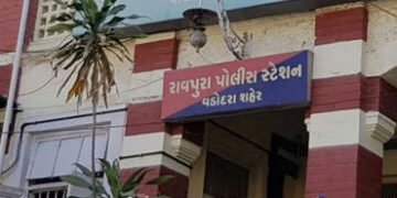 અકોટા બ્રિજ ઉપર બેકાબુ કાર ડિવાઇડર સાથે ભટકાઈ , ચાલકની અટકાયત | Uncontrolled car strays into divider…