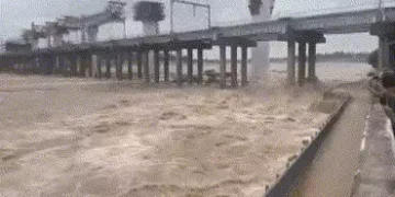 અમદાવાદમાં સાબરમતી નદી છલકાઈ, ધરોઈ ડેમમાંથી પાણી છોડાયું, રિવરફ્રન્ટ પર પાણી ફરી વળ્યાં | sabarmati …