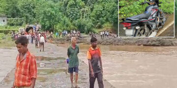 VIDEO: ધરમપુરના શેરીમાળ ગામે કોઝવે પરથી પસાર થતો યુવાન બાઇક સાથે પાણીના પ્રવાહમાં તણાયો, યુવાન લાપત્…