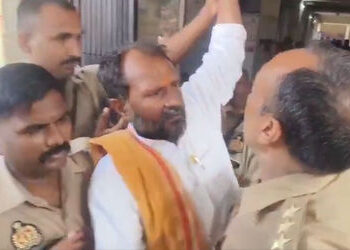VIDEO: ભાજપના નેતાને ખેંચીને લઈ ગઈ પોલીસ, એન્જિનિયરને જૂતાથી મારવા મામલે ધરપકડ | BJP Leader Arrested…