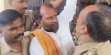 VIDEO: ભાજપના નેતાને ખેંચીને લઈ ગઈ પોલીસ, એન્જિનિયરને જૂતાથી મારવા મામલે ધરપકડ | BJP Leader Arrested…