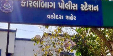 વડોદરામાં જીવન ભારતી ચાર રસ્તા પર આવેલી સ્વાતંત્ર્ય સેનાનીની તકતી તોડી બેફામ વાહન ચાલક ફરાર | reckle…