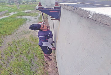 ધોળકાના રૃપગઢ નજીક પુલ પરથી યુવકની લટકતી લાશ મળી | Body of a youth found hanging from a bridge near …