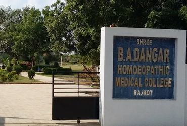 રાજકોટની બી.એ. ડાંગર કોલેજના વિદ્યાર્થીએ આપઘાત કરી લેતા ચકચાર, કોલેજ સંચાલકોના ત્રાસથી પગલું ભર્યાનો…