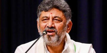 ‘ગાંધી પરિવાર મારા માટે ભગવાન’, RSSનું ગીત ગાવા પર વિવાદમાં આવેલા કોંગ્રેસના દિગ્ગજ નેતાએ માફી માગી …